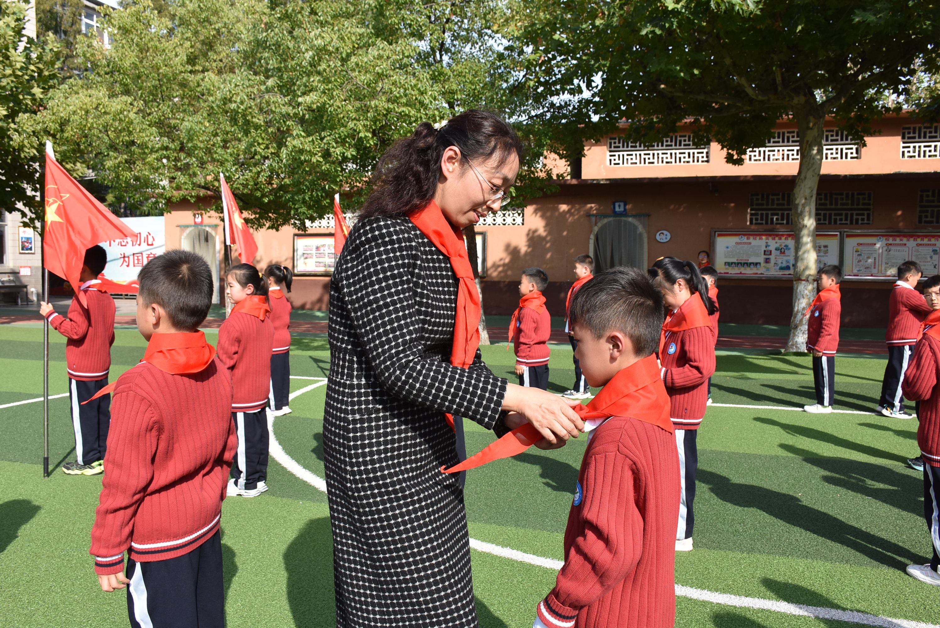 喜迎二十大童心永向党视频,驻马店第二十七小学入队仪式