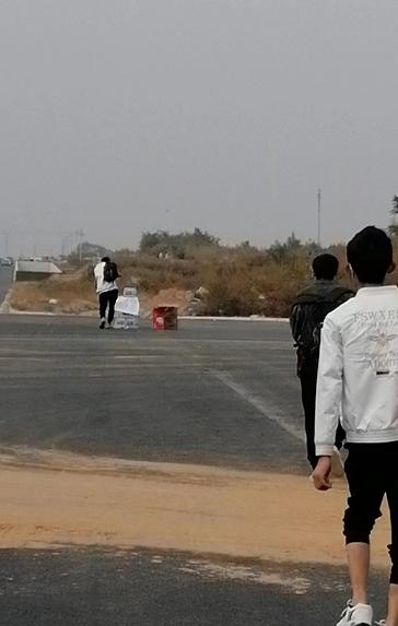 徒步回家的富士康员工脚都磨破了,富士康员工徒步返乡脚磨破