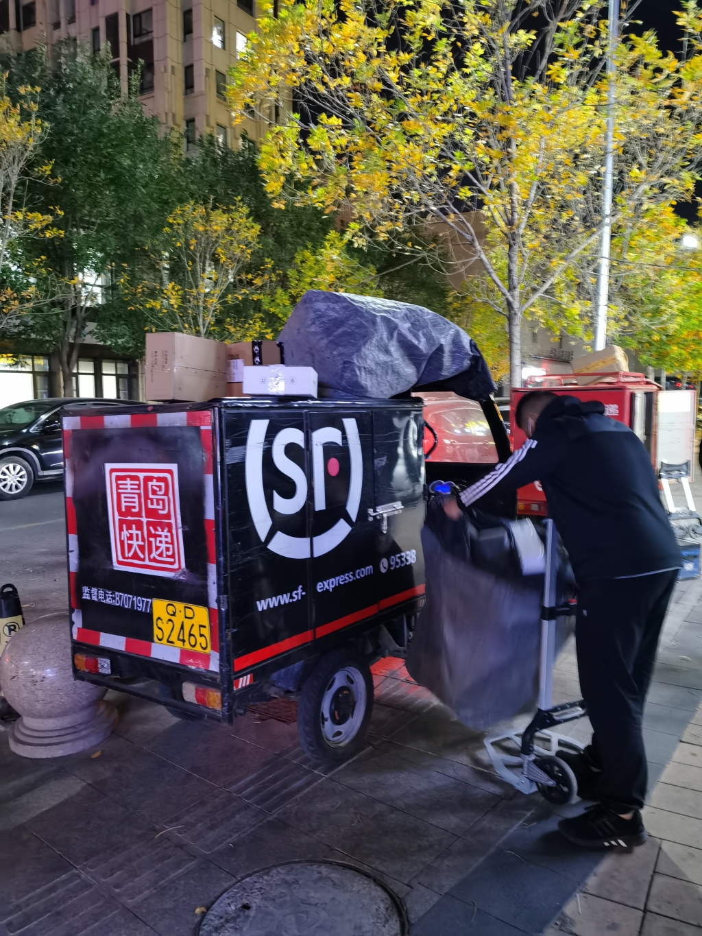 新闻周刊丨什么，今年过“节”不掏钱？“双11”AB面：年轻人忙着省，银发族热衷买