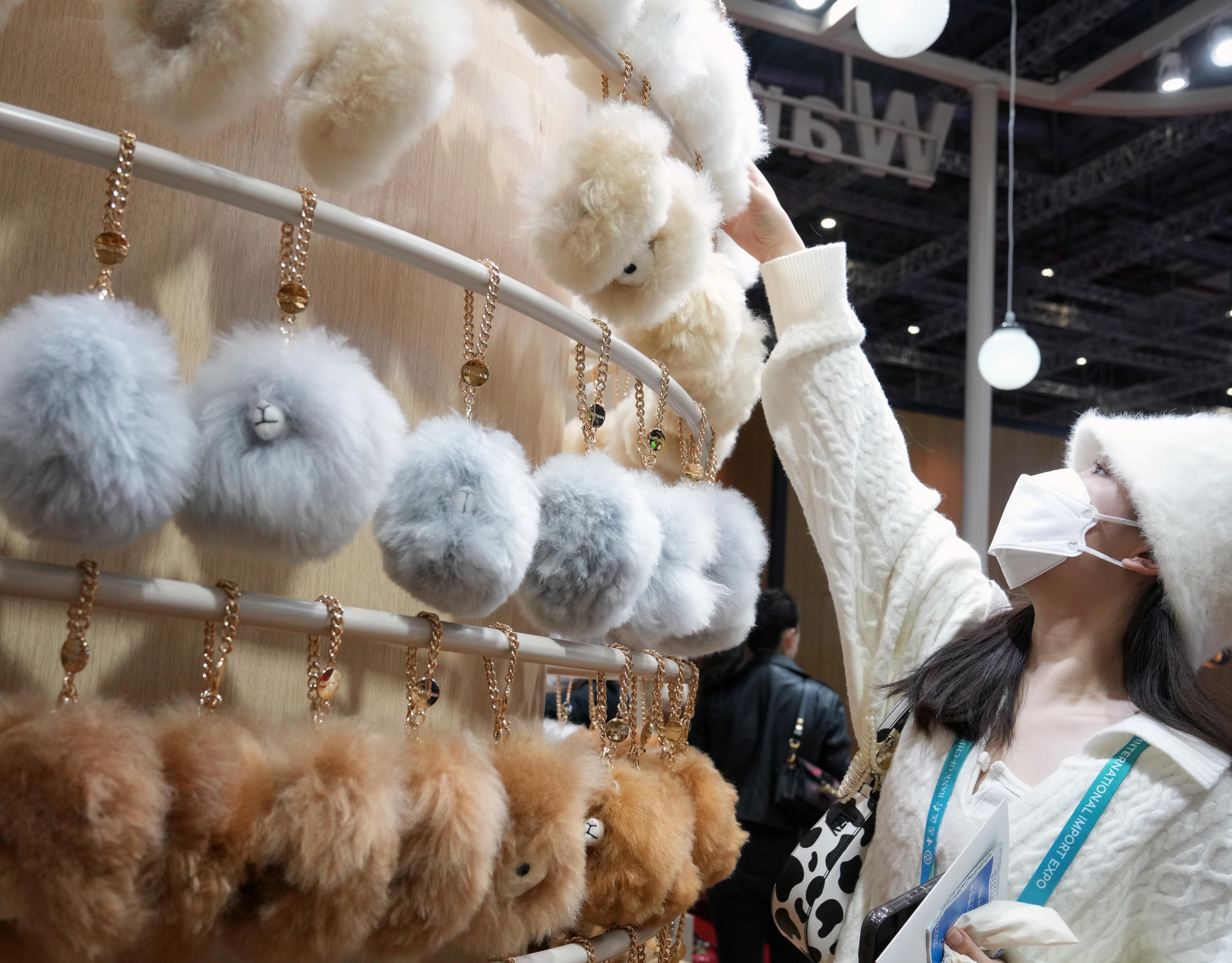 （新华全媒+）一只秘鲁“小羊驼”的进博之旅