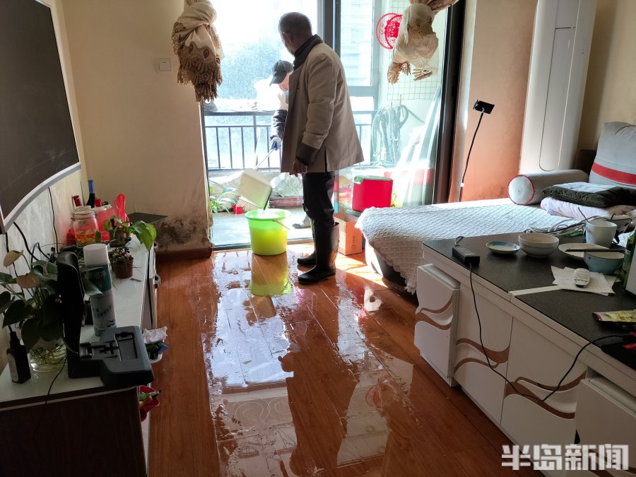 地漏反水造成楼下阳台滴水,下水道倒灌致多住户家中污水横流