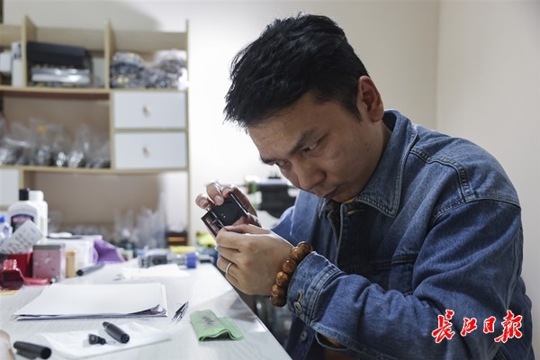 自制好用的钢笔品牌有哪些,卖笔小伙一年修了2000多支钢笔