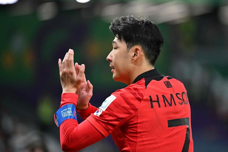 孙兴慜摘下面具痛哭,面具侠孙兴慜高光时刻