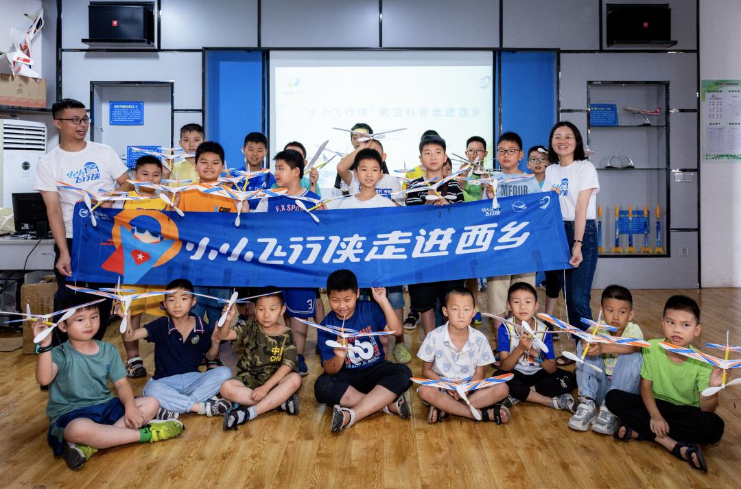 撑起乡村教育的希望,一支粉笔撑起一片蓝天