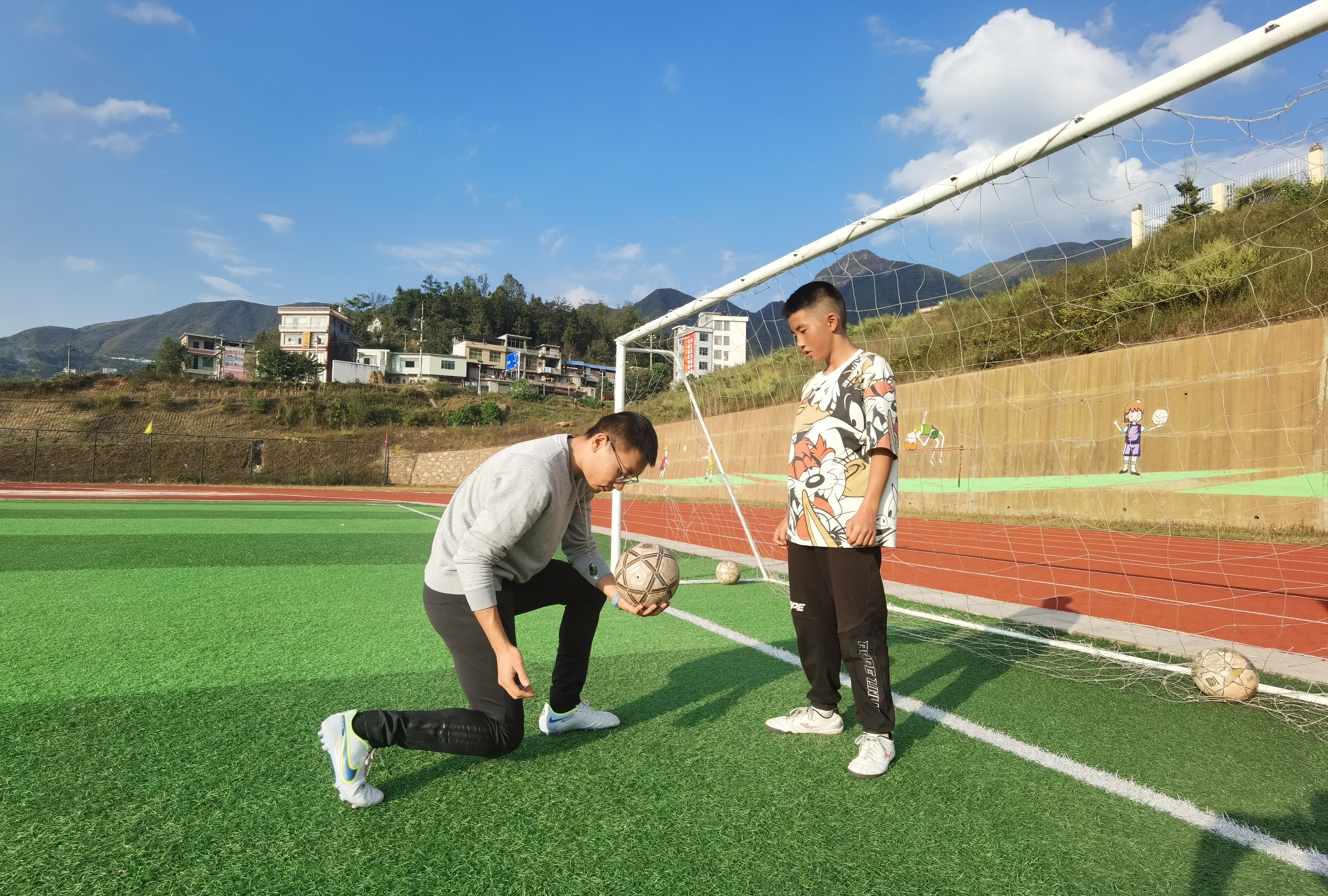 到贵州支教的北京民警：成为足球老师，我要帮孩子们踢出大山