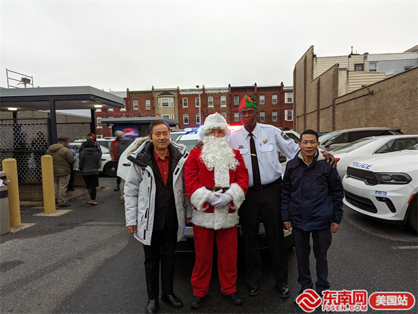 美国大费城华人餐馆协会向当地社区赠送圣诞礼物