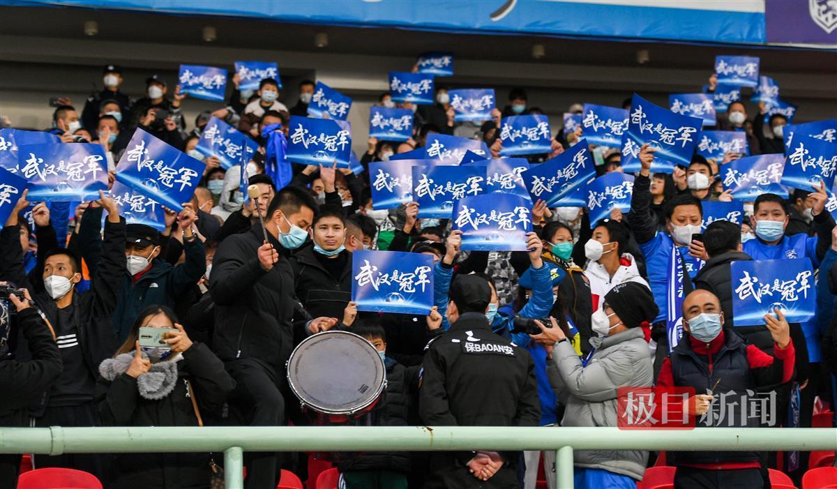 武汉三镇捧起火神杯,武汉三镇冠军奖杯火神杯