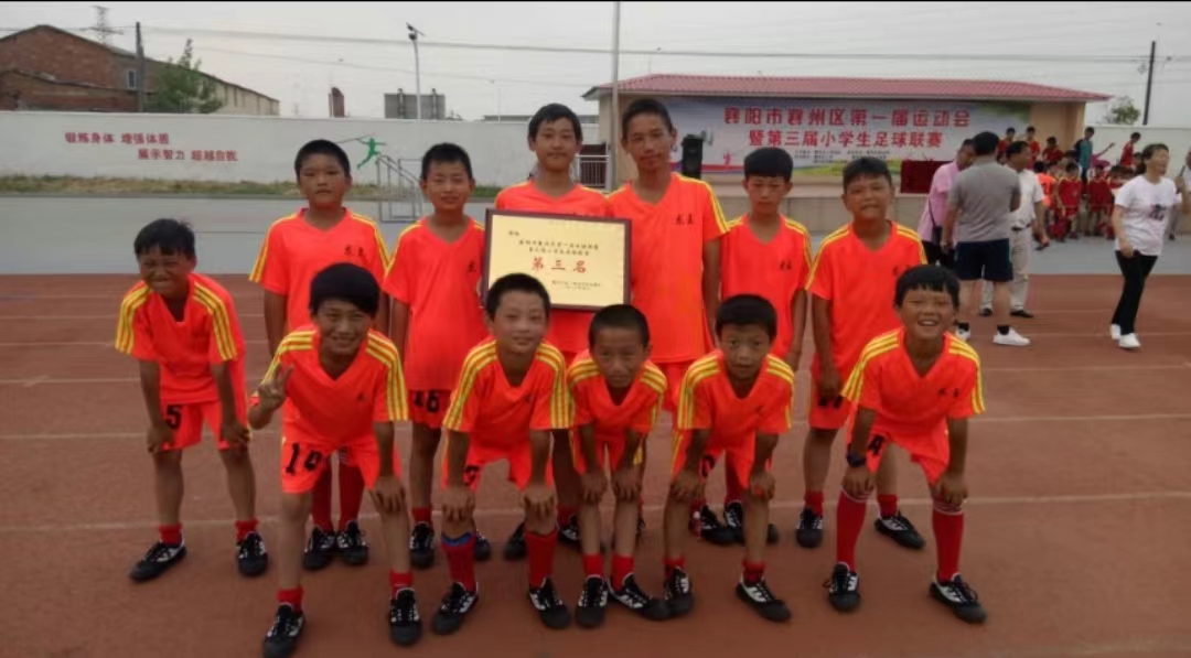 这所小学有点牛人人都会踢足球