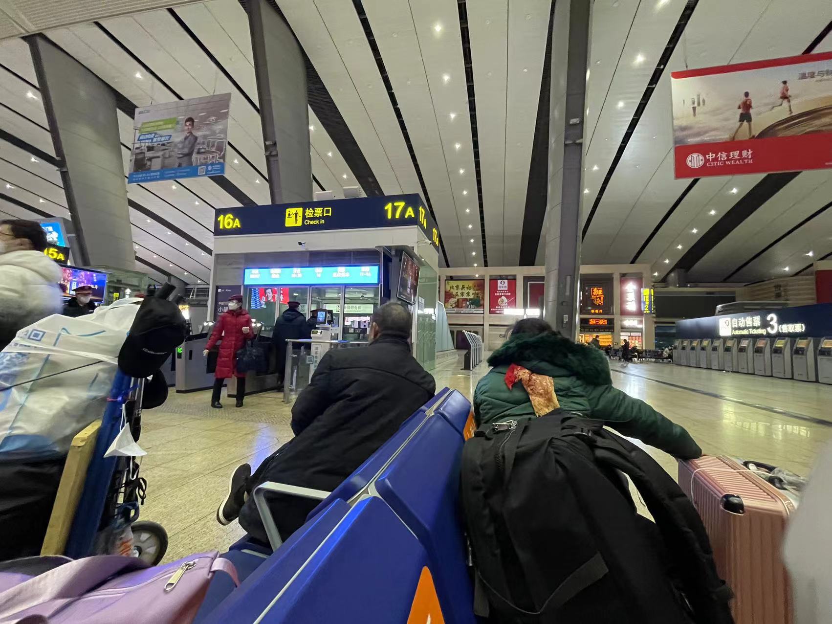 实探：爆满的火车站！候车室人声鼎沸，有人提前4小时到，“买不到票就拼车回家”