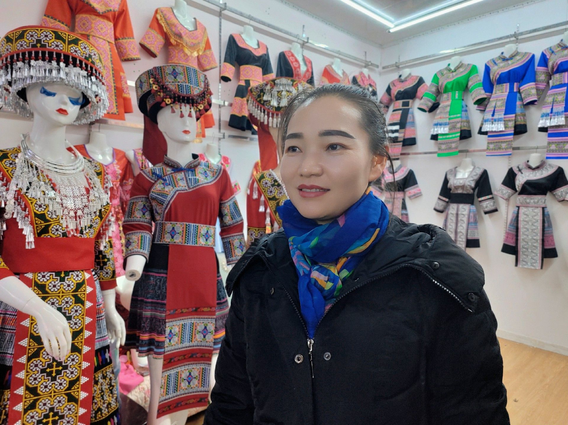 网络中国节·春节丨买新衣过大年！一起去逛民族服饰街