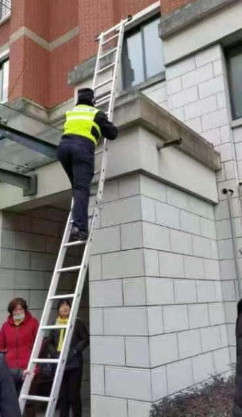 楼上漏水可以找社区民警解决吗,楼上漏水邻居报警后续