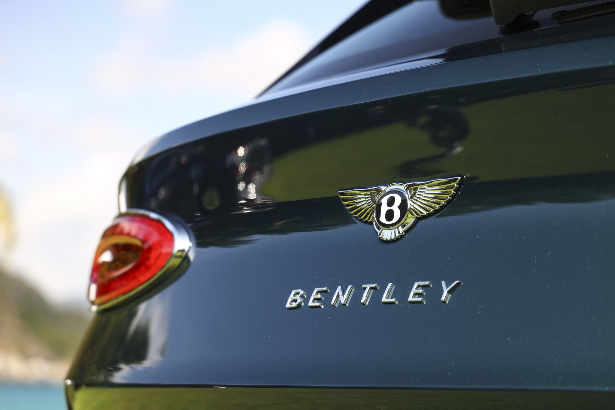 宾利添越bentaygaspeed,2023款宾利添越4.0黑武士落地价