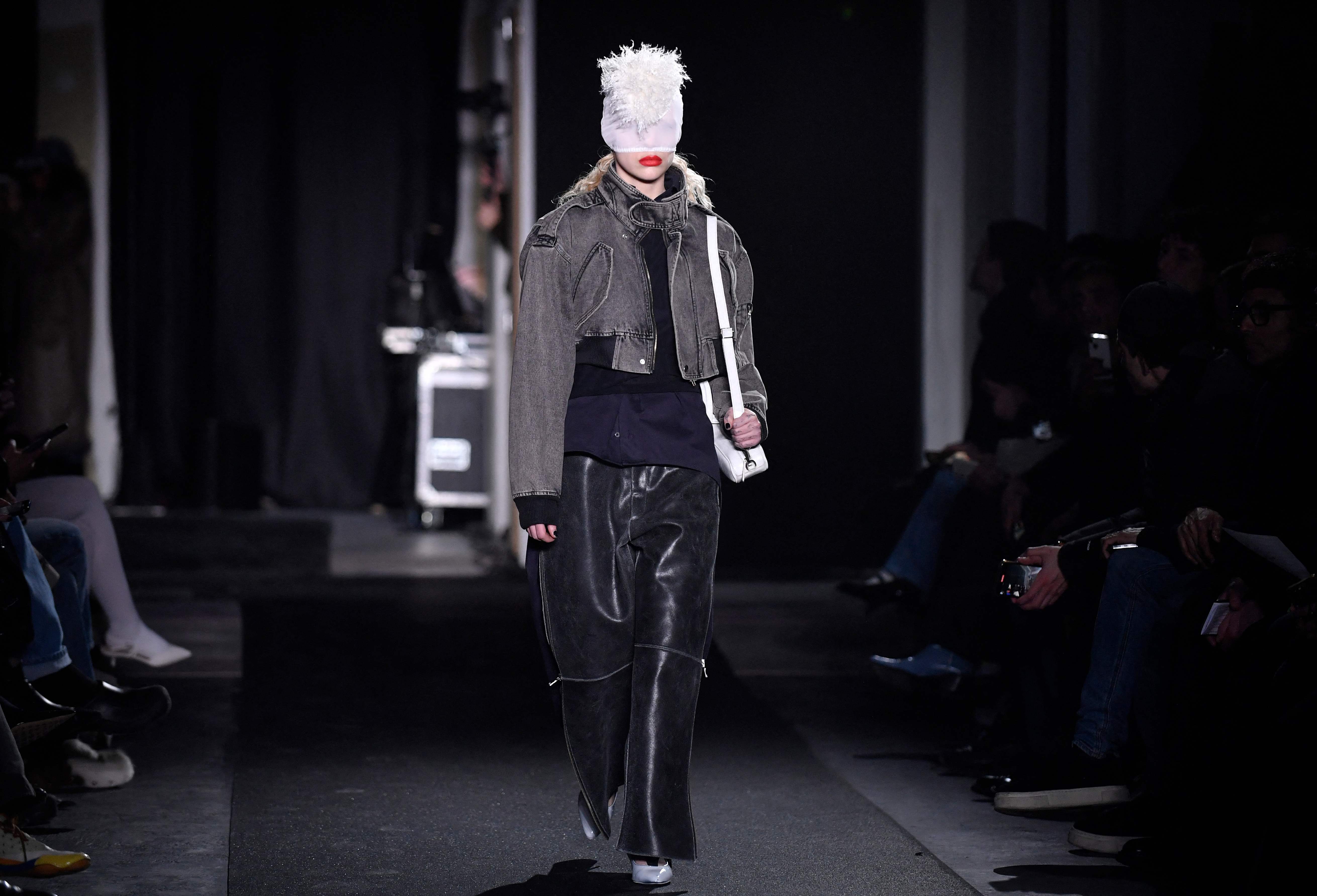 2018夏季国际时装周晚礼服t台秀,时装周红色冬季搭配走秀