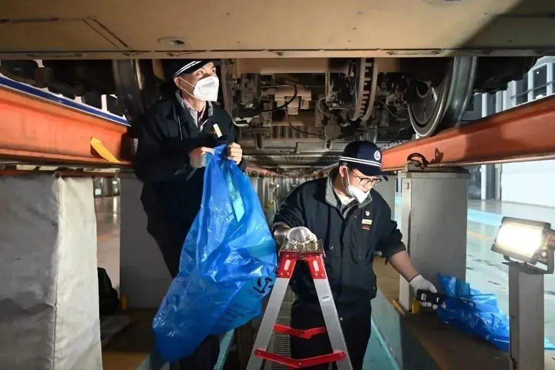 桂林列车上价值数万元的玉石掉进便池，动车组机械师：掏！