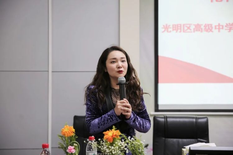 光明区高级中学举办“花样人生，最美是你”花艺沙龙活动，借用花木展现光高女教师高雅情怀