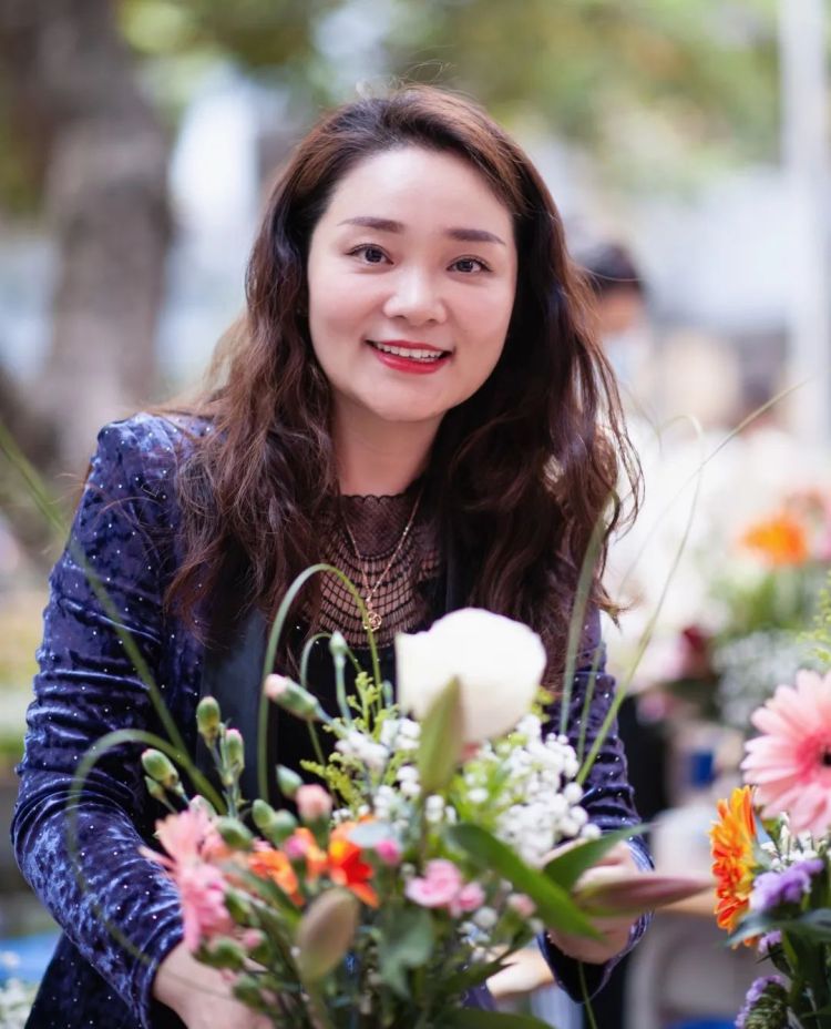 光明区高级中学举办“花样人生，最美是你”花艺沙龙活动，借用花木展现光高女教师高雅情怀