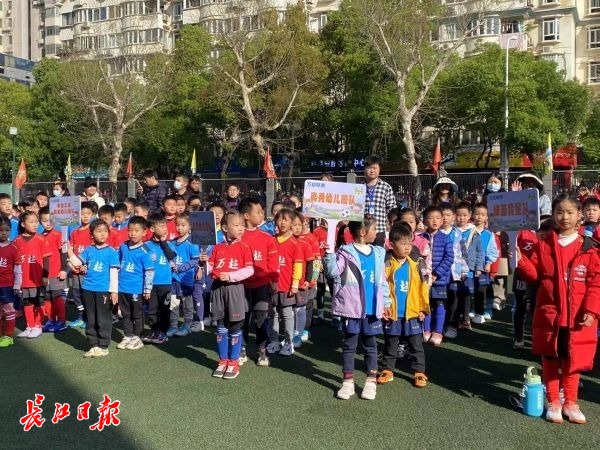 大人和小孩踢球比赛,大人和小孩比赛踢足球