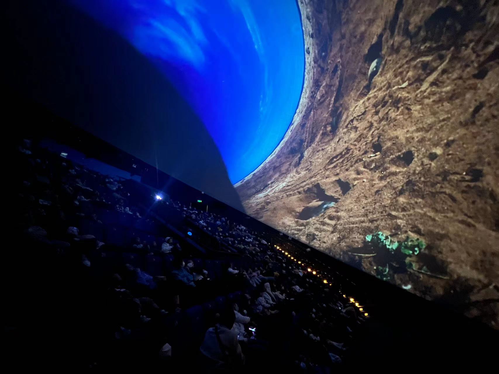 上海科技馆闭馆改造前最后一天：古董放映机完美谢幕，游客期待“小别”后闪亮归来