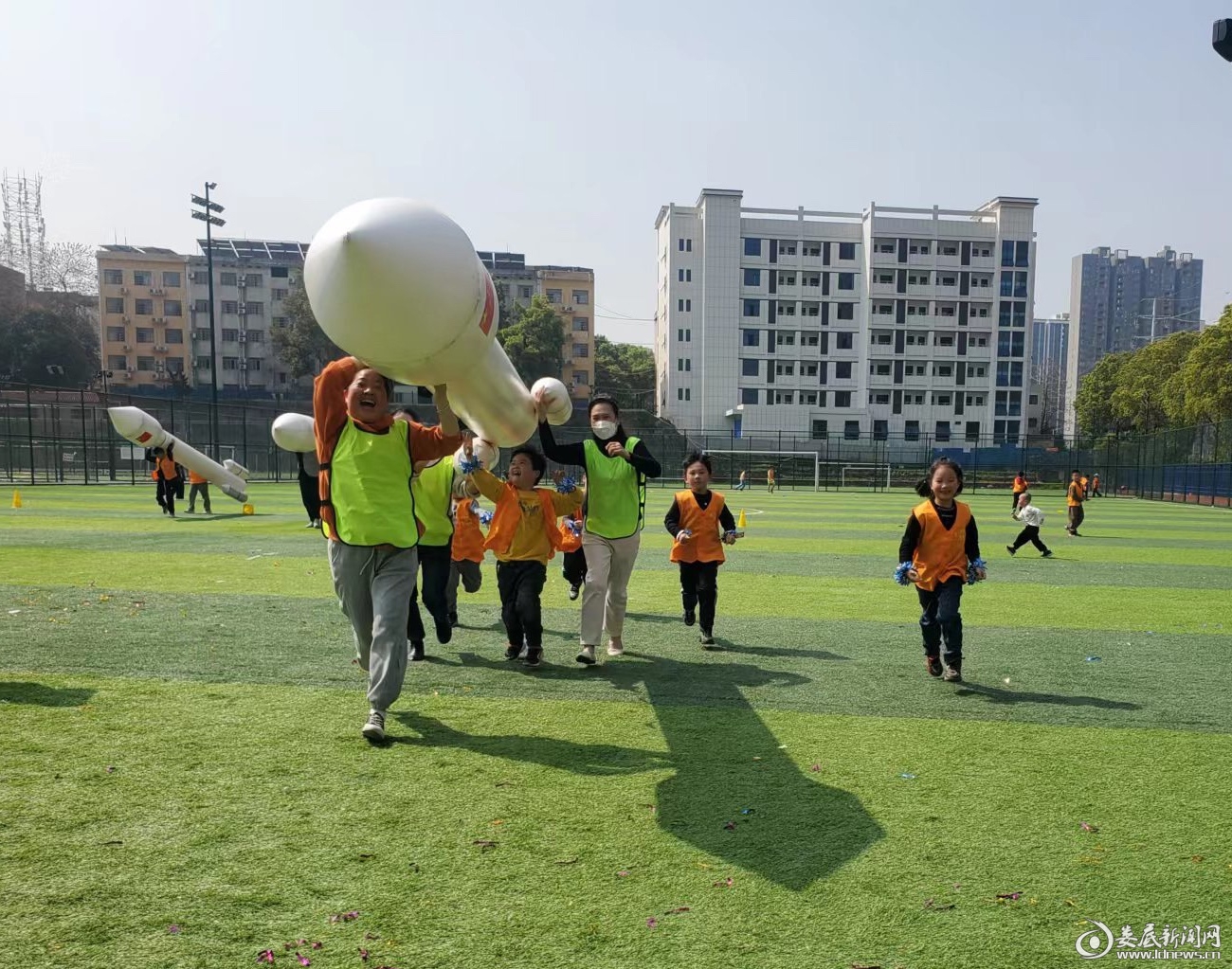 幼儿园亲子运动会全家乐翻天游戏,忆童年亲子运动会亲子律动表演