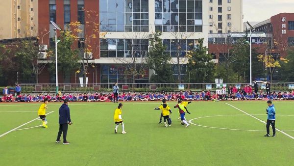 足球带给孩子们更多的快乐和成长,一堂5-6岁足球训练课