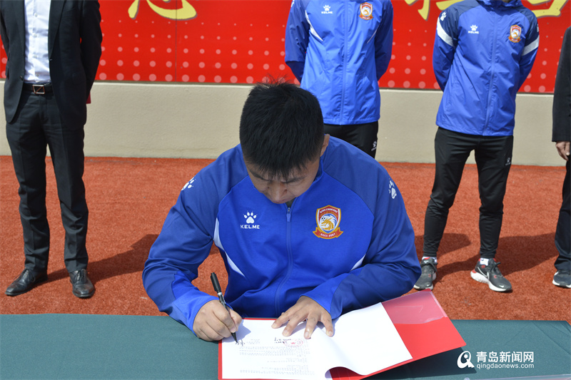 走进校园扎根新区足球青训西海岸俱乐部与弘文学校正式签约