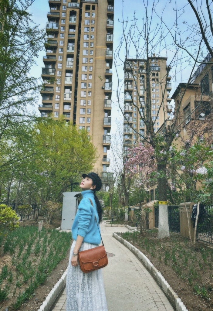 章若楠分享韩国旅游随拍报童帽毛衣穿搭韩范十足