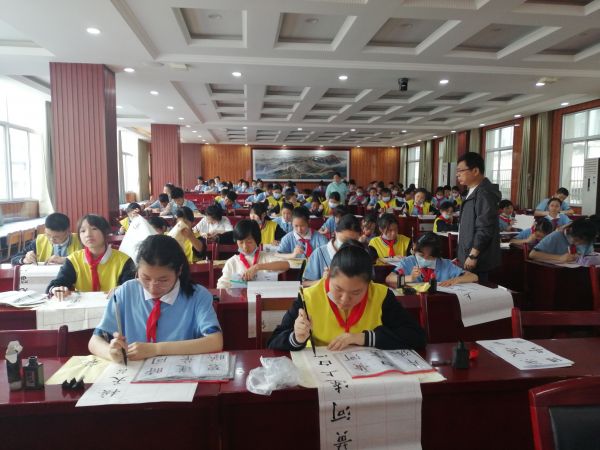 享受习字的快乐，这所小学坚持20分钟书法“天天练”