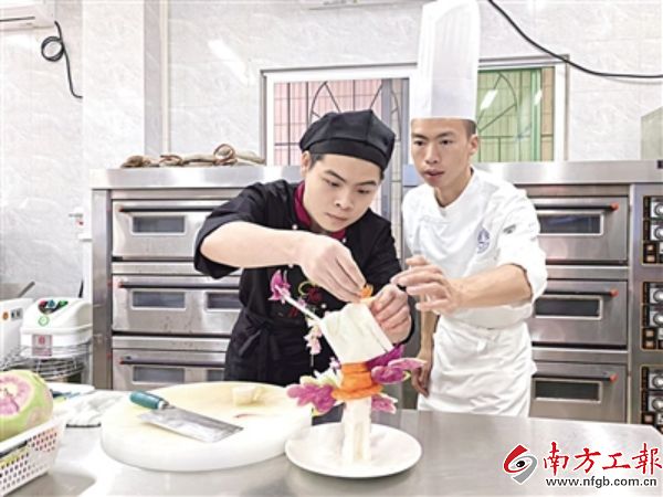 “团结奋斗开新局喜迎工会*八大十**——县域劳动者风采”：职校教师江伟烨：磨刀如磨性做厨如做人