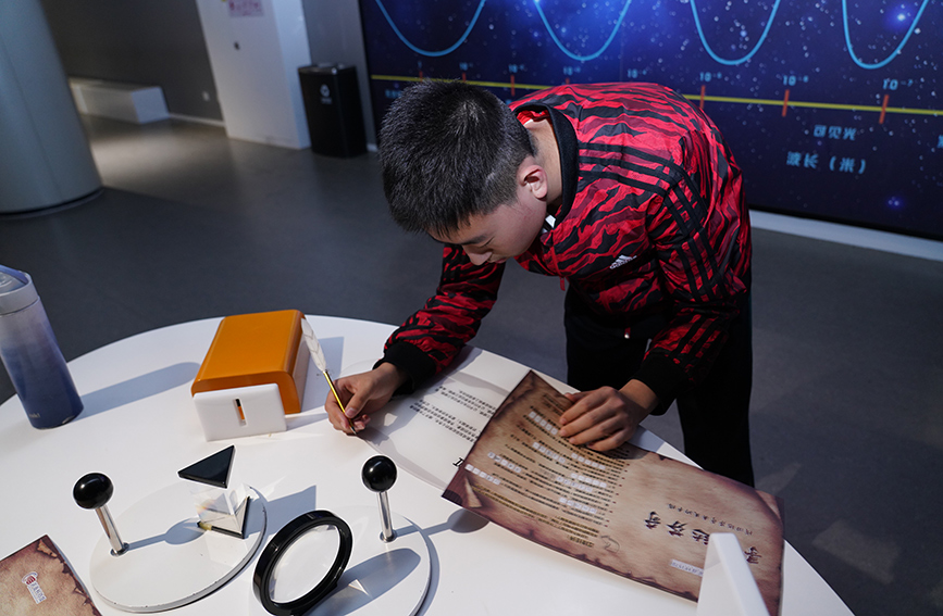 科技馆里过“五一”游玩中学知识