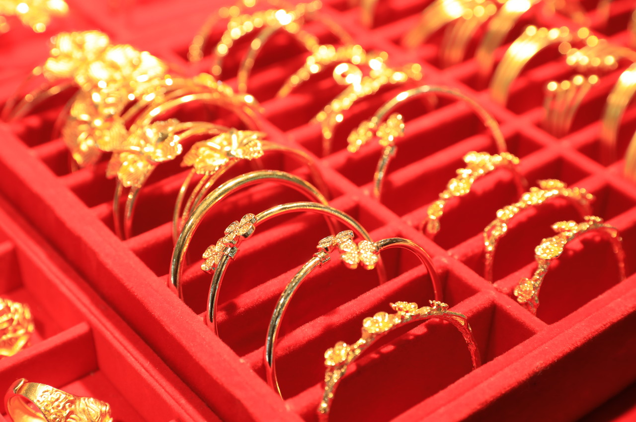 国际金价怎么涨这么快,国际金价逼近历史高点