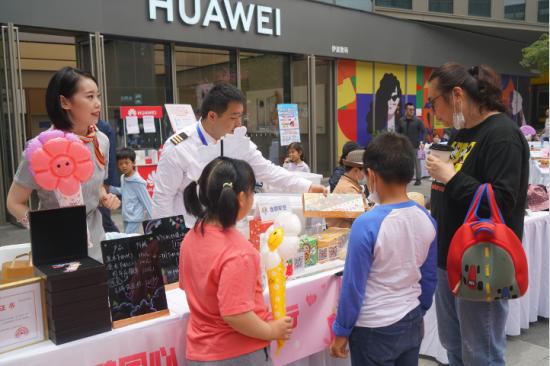 凭爱心出圈！金鹏航空义卖摊位亮相上海市普陀区第七季“亲子做公益”主题活动