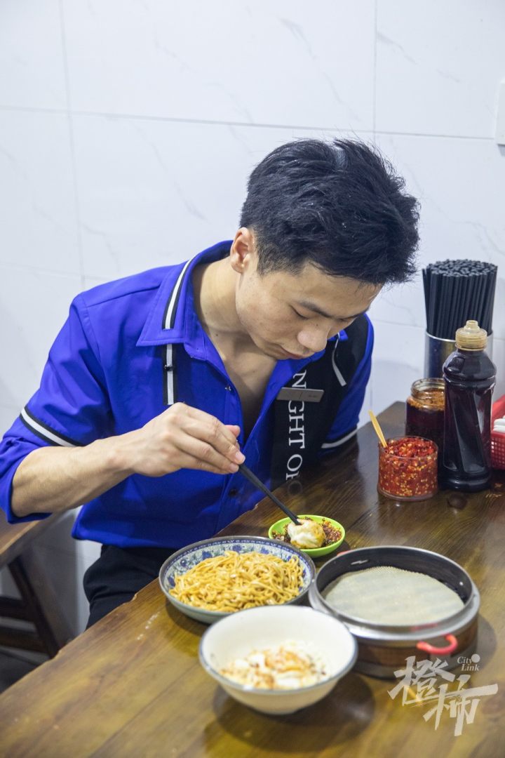 橙柿视觉丨杭州这家人均10元的烧饼油条店，凭什么能入选“米其林”？今早我们去探了探