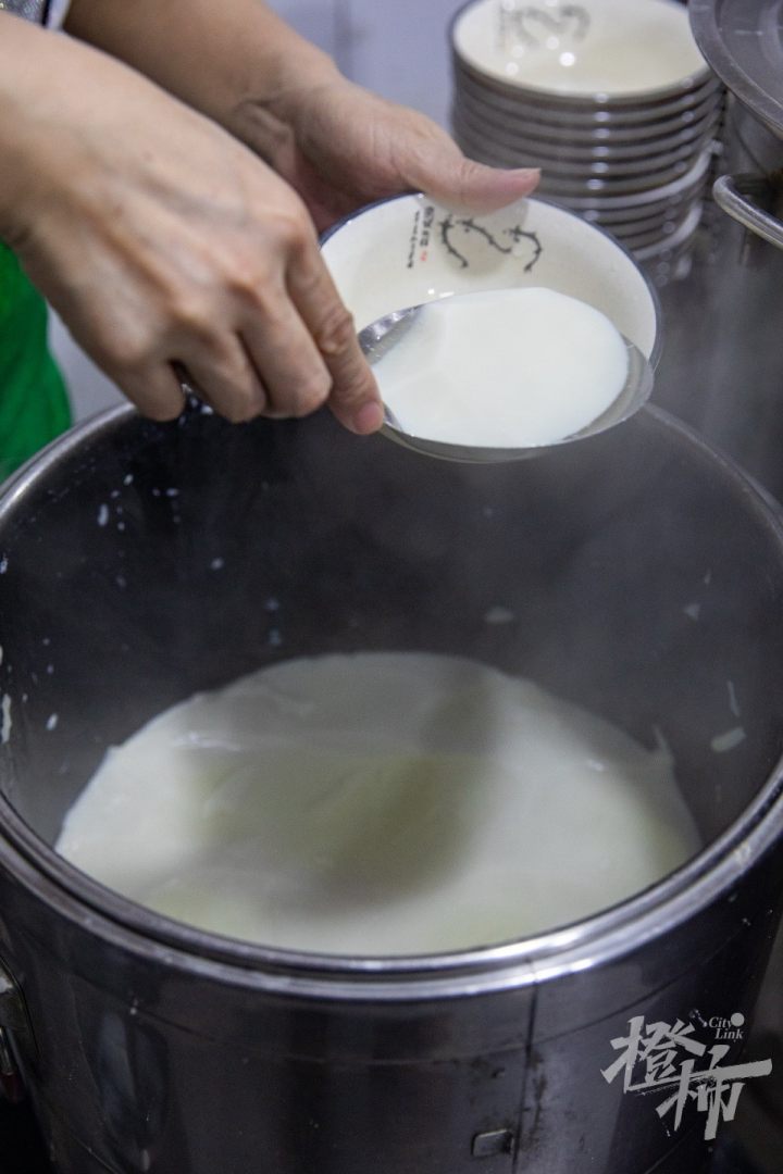 橙柿视觉丨杭州这家人均10元的烧饼油条店，凭什么能入选“米其林”？今早我们去探了探