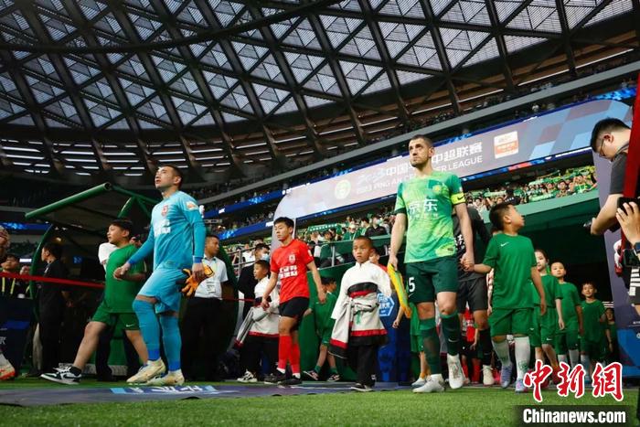 “新工体”首次!中超球员牵手藏族球童出场开赛