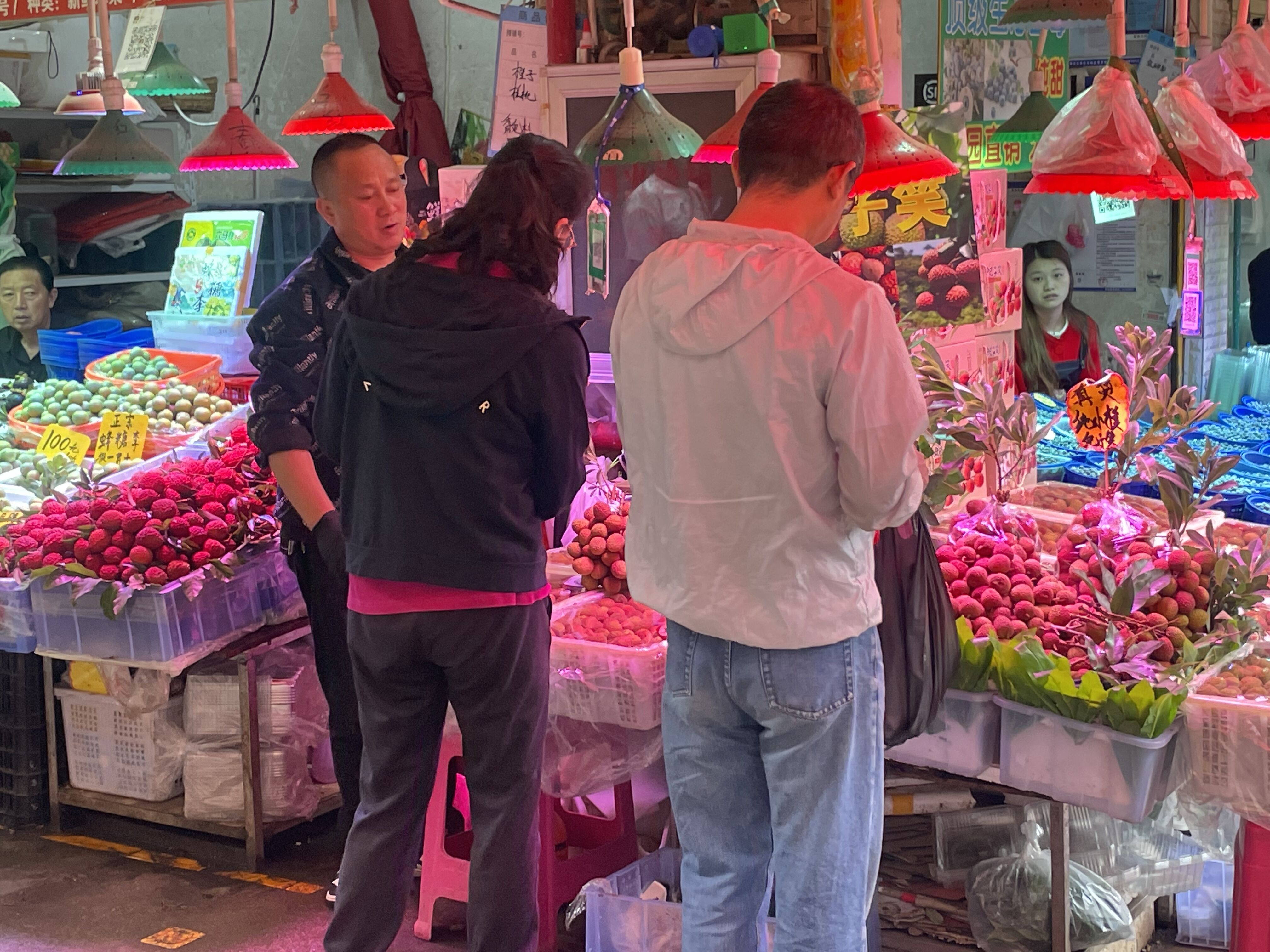 水果自由来了？昆明市场荔枝、桃、杨梅、山竹价格亲民