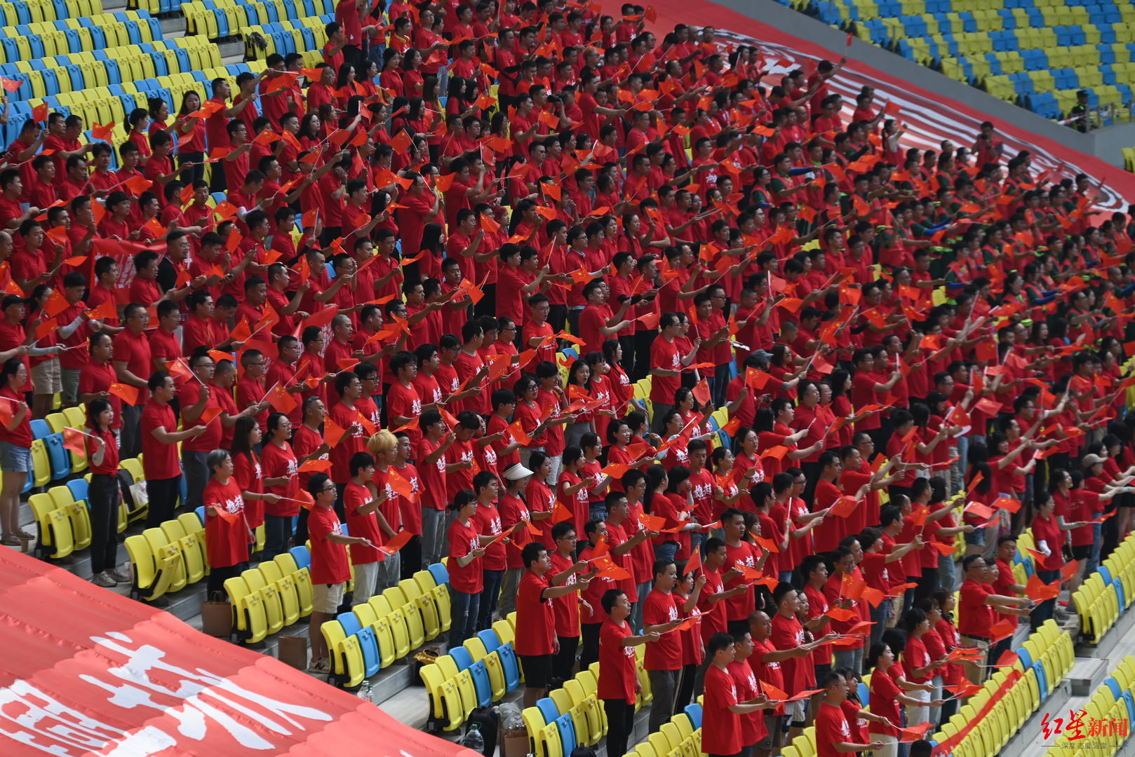 城市一线建设者相约凤凰山，为足球呐喊，为成都助威！