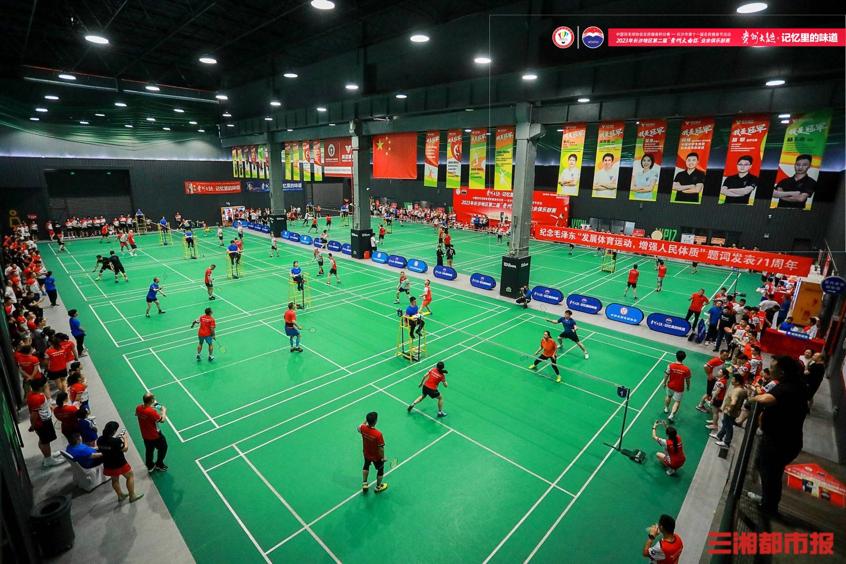 长沙羽毛球业余怎么参加比赛,羽毛球场爱好者看男双比赛