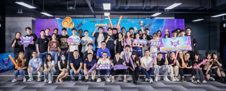 地铁跑酷跑神杯海选赛,学校六个队参加接力跑赛