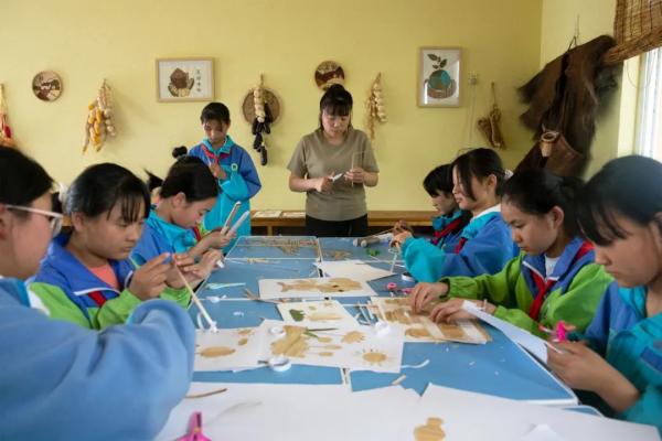 收麦子农民工干活,种地少年收小麦