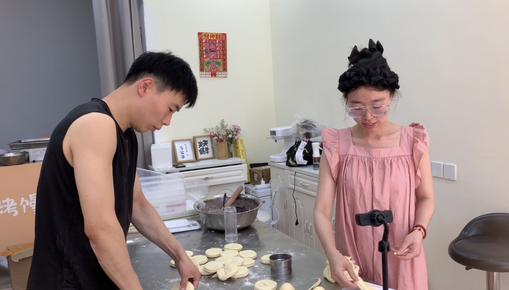 每扛1袋面，能省1块钱！网红小情侣掘金馒头店，两月赚十万，秘诀在这里