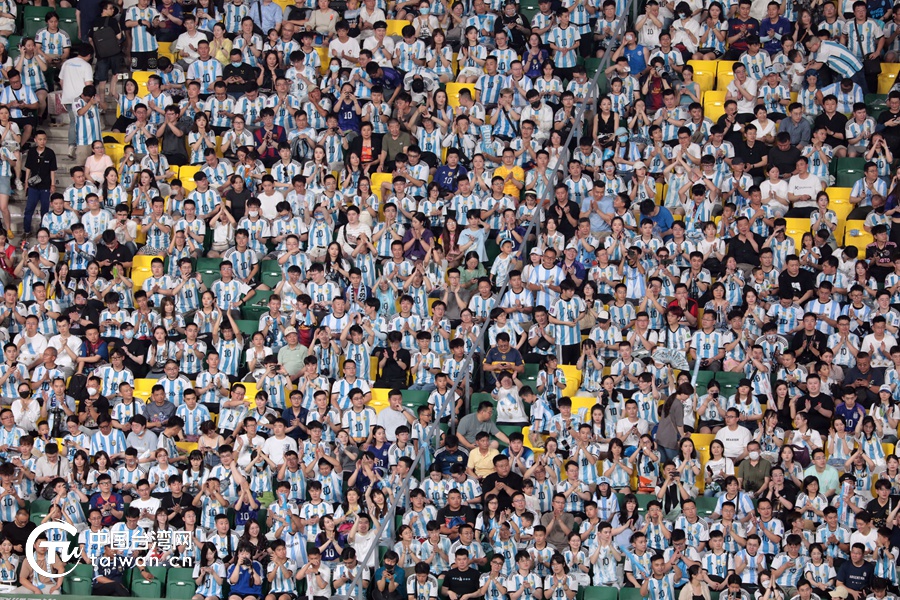 梅西闪击阿根廷半场1-0领先,梅西在阿根廷的霸气时刻