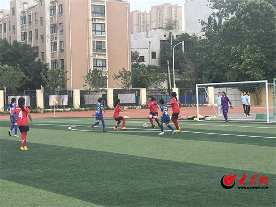 潍坊市育才学校：“足”梦绿茵，“球”童存谊
