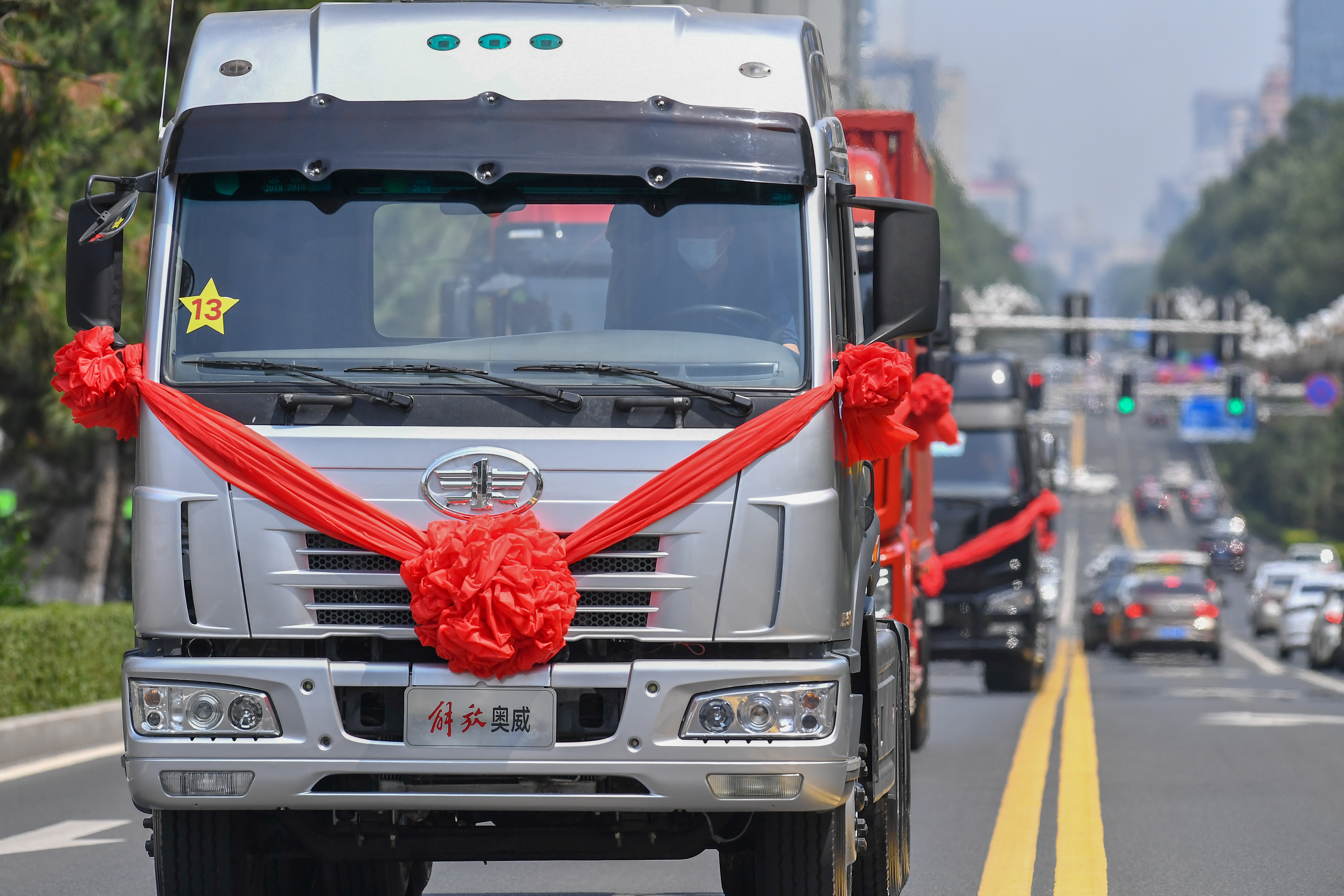 （新华全媒+）70年7代车——从解放卡车“七世同堂”巡游回望“车轮滚滚”旧时光,2