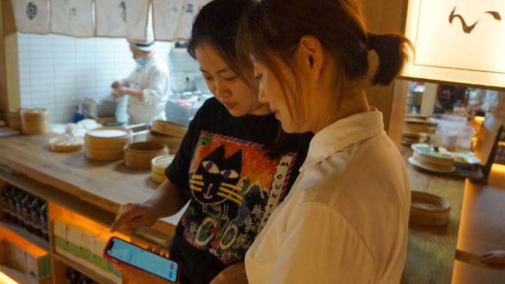 翻译软件来助力，杭州“景中村”村民学习英语氛围浓