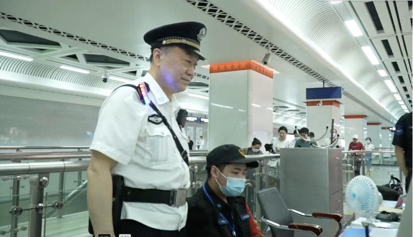 武汉轨道公安“元老级”民警退休：因细致的工作日志被同事称为老师，决定回家继续“上岗”弥补家人