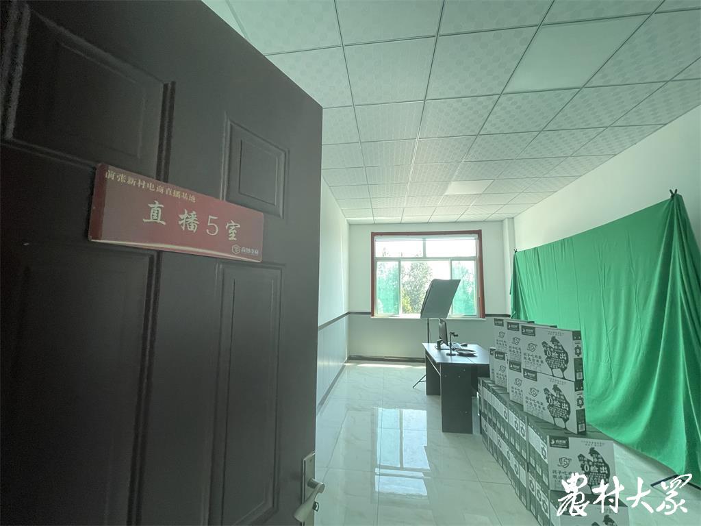 她们在乡镇当主播、卖特产，干劲儿十足