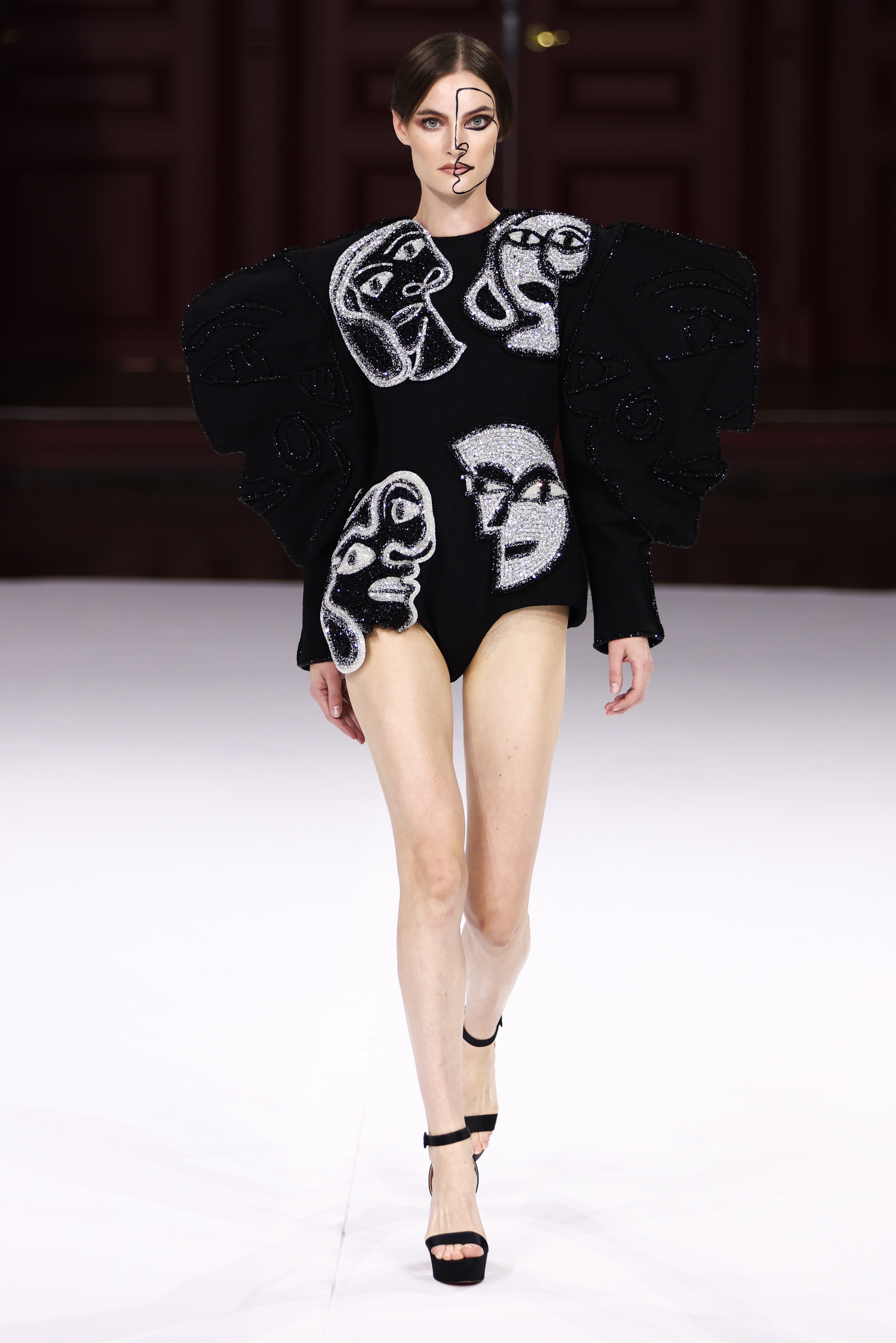 胡安娜马丁2023春夏时装秀,2023秋冬系列高级定制时装秀