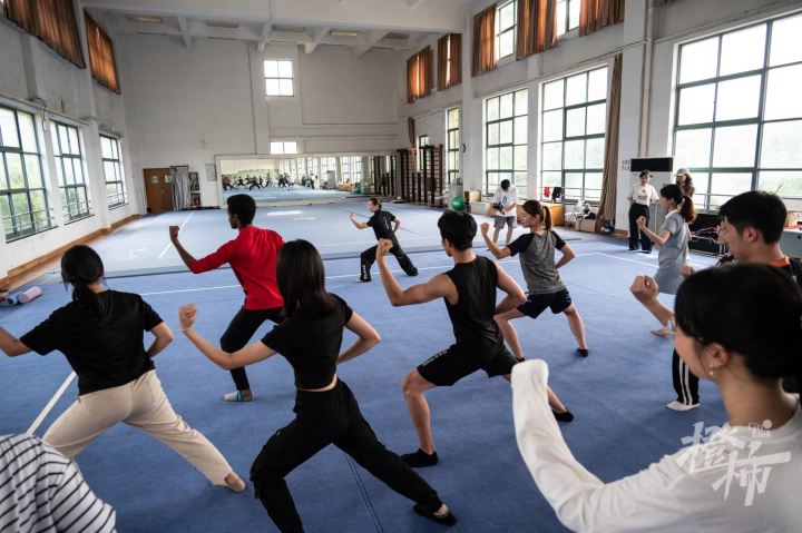 世界冠军教拳，顶级场馆打球，浙大亚运国际播报团：就地取材都是好故事！