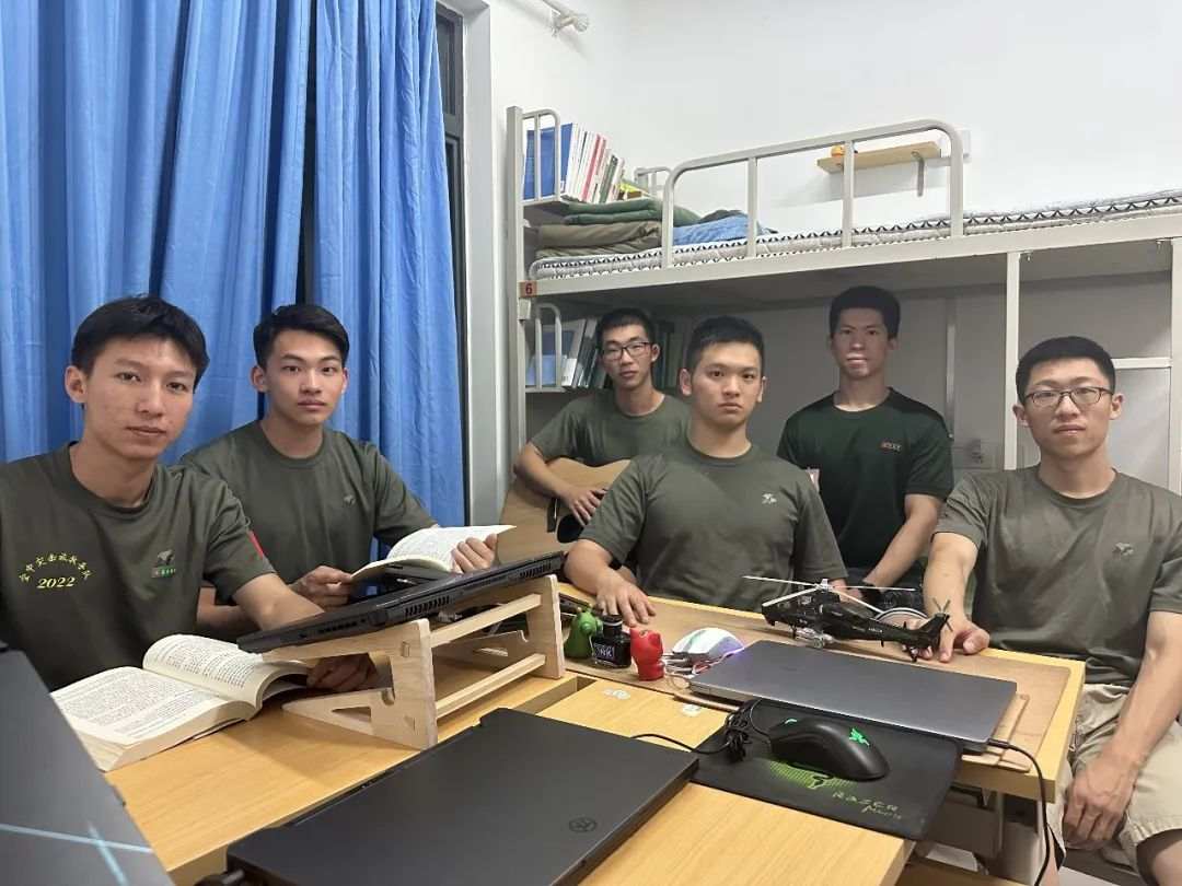 一个宿舍三个退役军人，剩下那位：“你感动吗？我不敢动！”