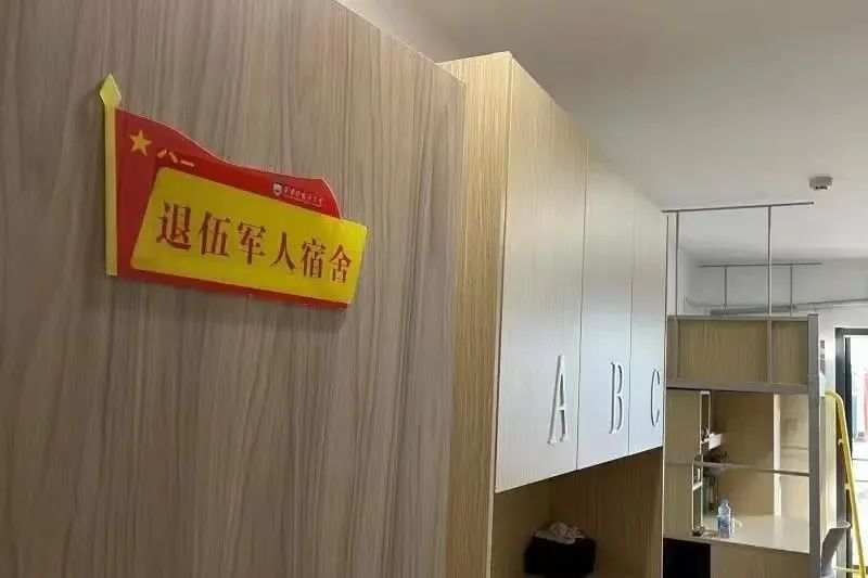 一个宿舍三个退役军人，剩下那位：“你感动吗？我不敢动！”
